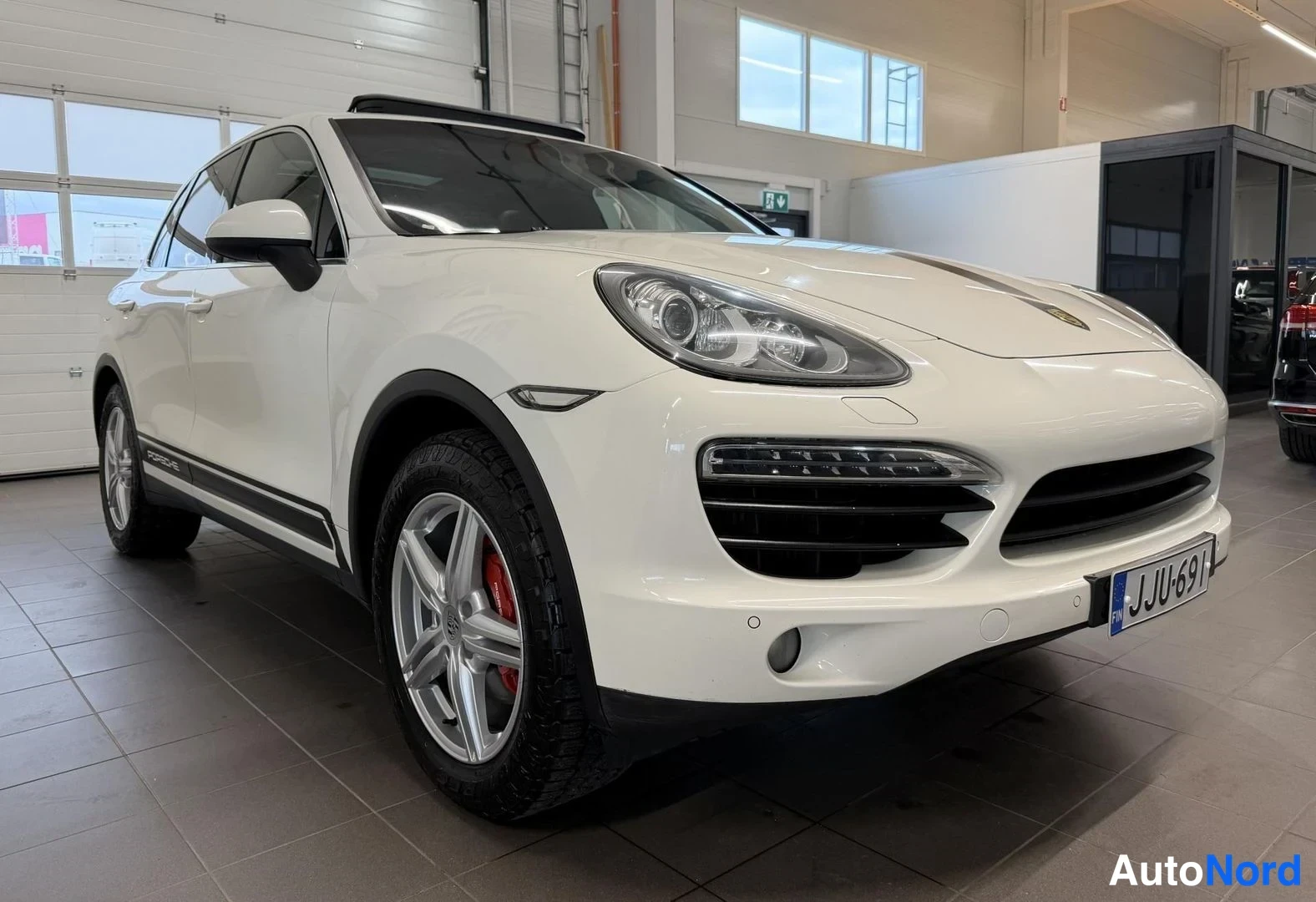 Valkoinen Porsche Cayenne 2012, etuviisto, keula oikealle, kuva 2