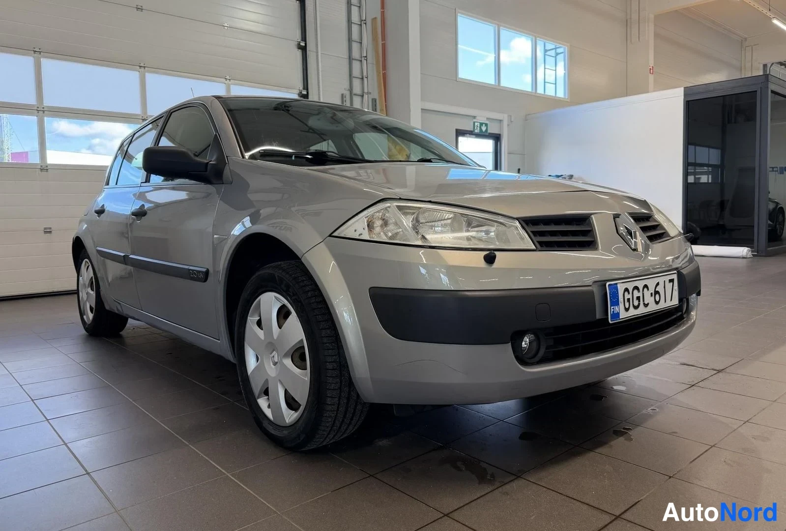 Harmaa Renault Megane 2004, etuviisto, keula oikealle, kuva 2