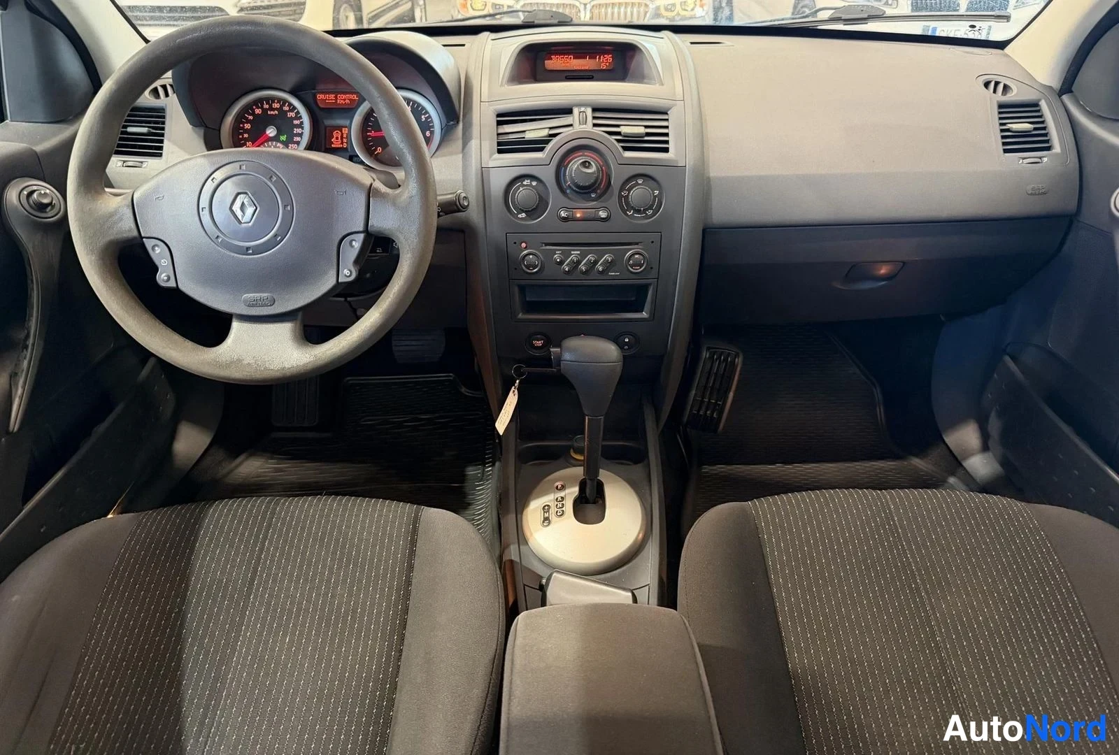 Harmaa Renault Megane 2004, edestä, kuva 3
