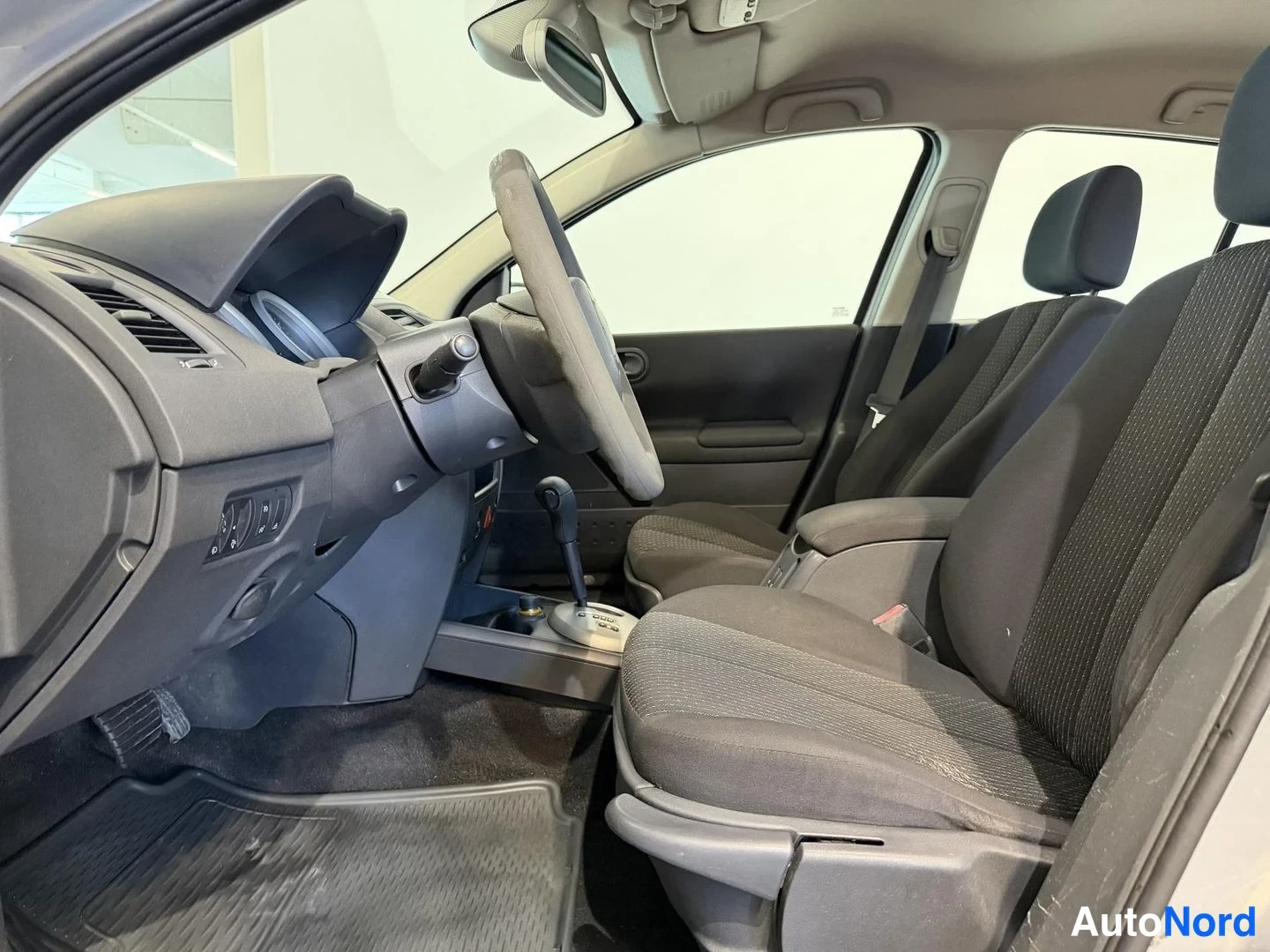 Harmaa Renault Megane 2004, edestä, kuva 4