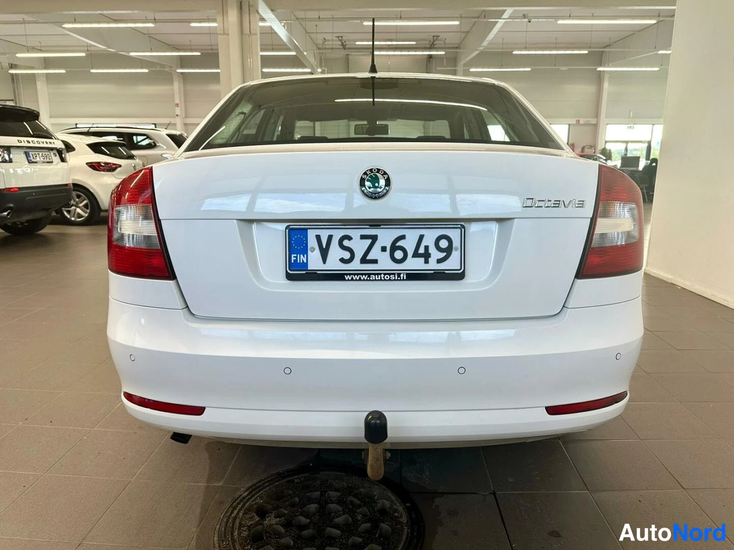 Valkoinen Skoda Octavia 2013, takaa, kuva 7
