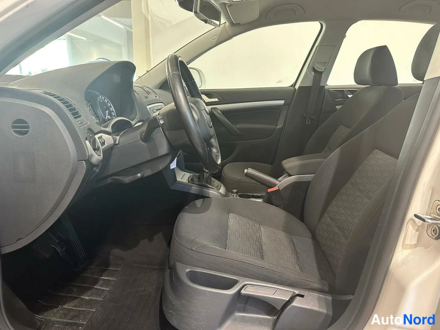 Valkoinen Skoda Octavia 2013, kuva 8