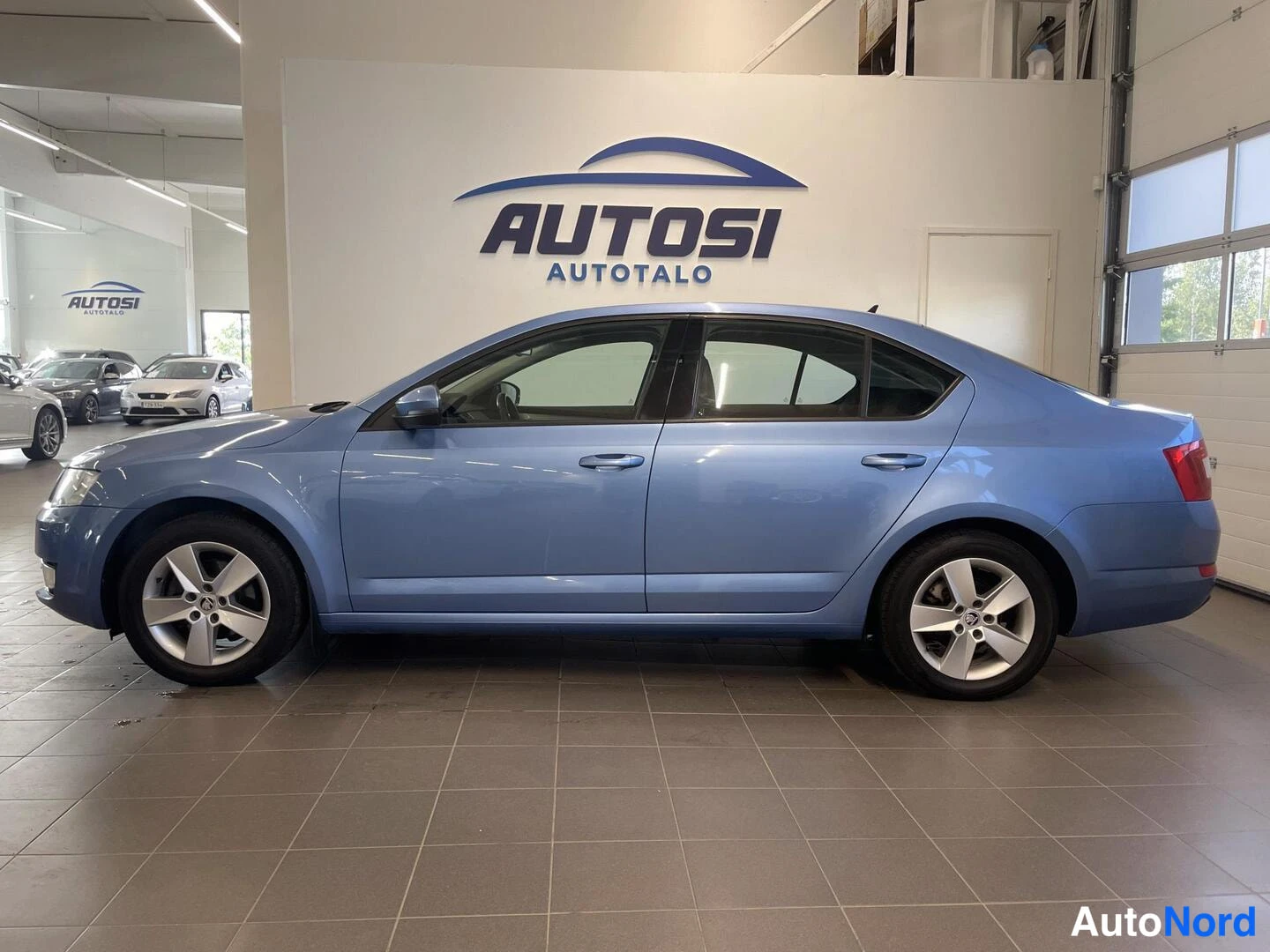 Sininen Skoda Octavia 2014, etuviisto, keula vasemmalle, kuva 2