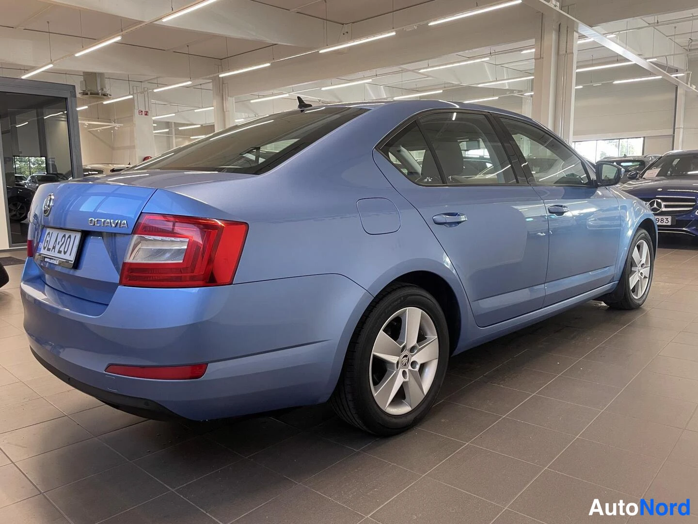 Sininen Skoda Octavia 2014, takaviisto, kuva 6