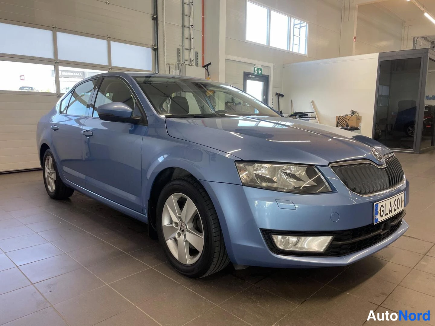 Sininen Skoda Octavia 2014, etuviisto, keula oikealle, kuva 3