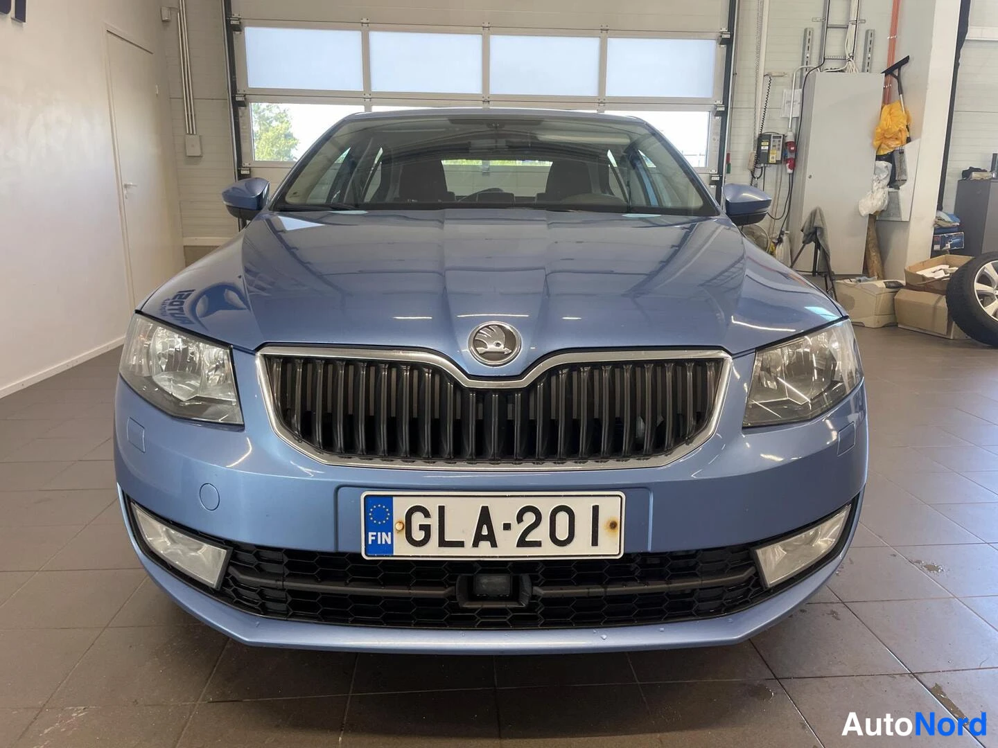 Sininen Skoda Octavia 2014, edestä, kuva 4