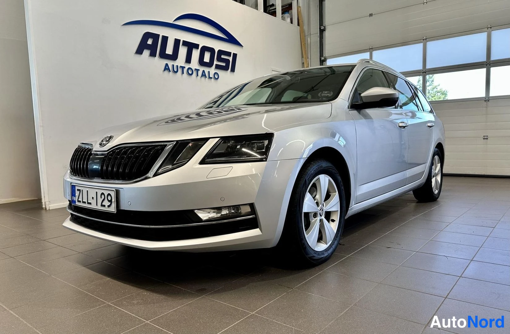 Harmaa Skoda Octavia 2018, kuva 18