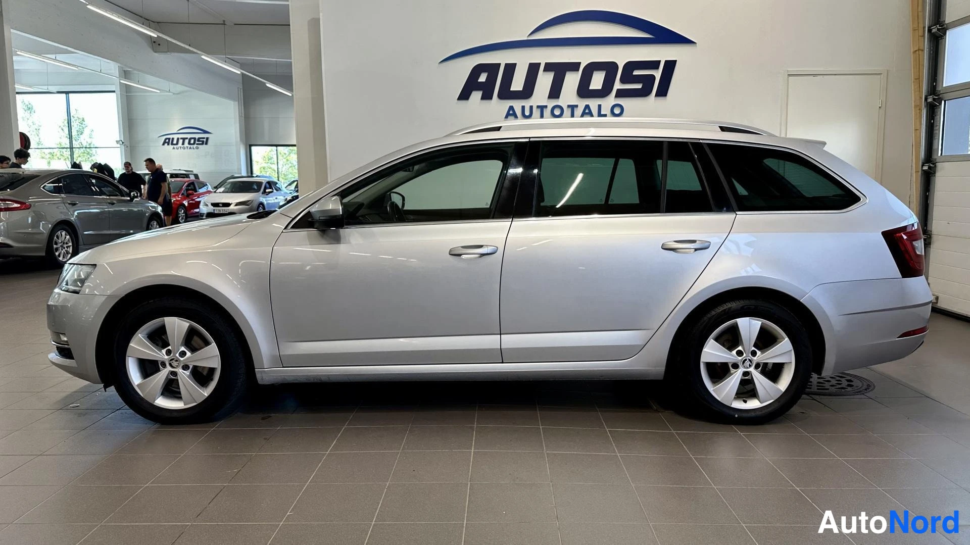 Harmaa Skoda Octavia 2018, etuviisto, keula vasemmalle, kuva 2
