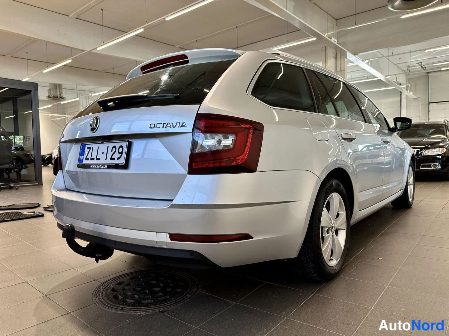 Harmaa Skoda Octavia 2018, takaviisto, kuva 4