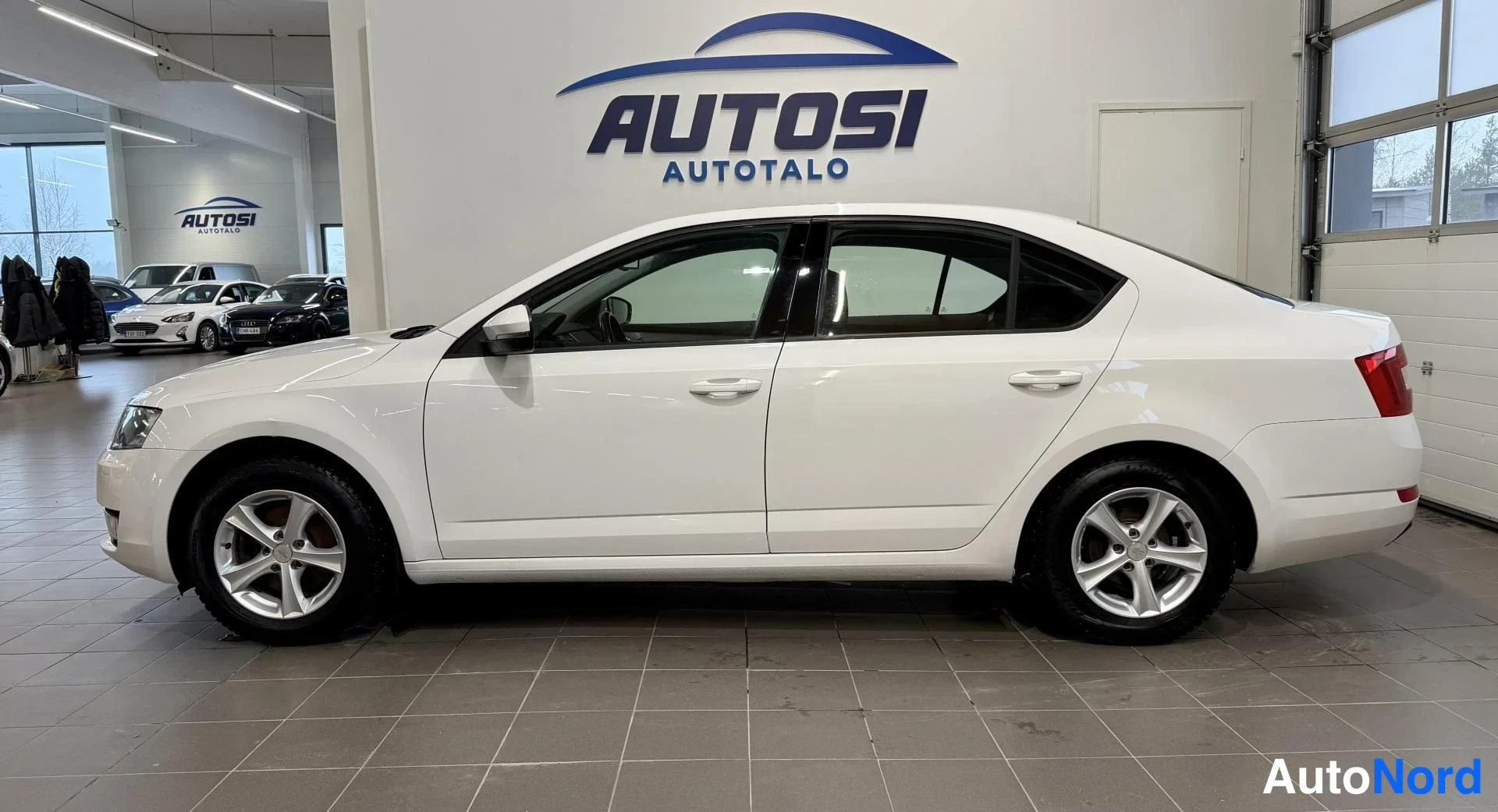 Valkoinen Skoda Octavia 2013, etuviisto, keula vasemmalle, kuva 2