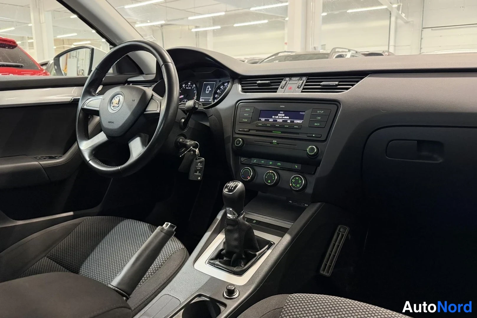 Valkoinen Skoda Octavia 2013, kuva 12