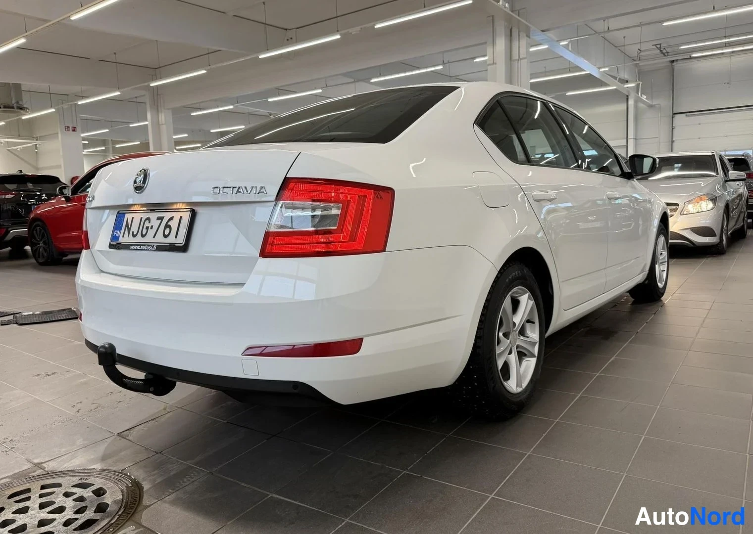 Valkoinen Skoda Octavia 2013, takaviisto, kuva 4