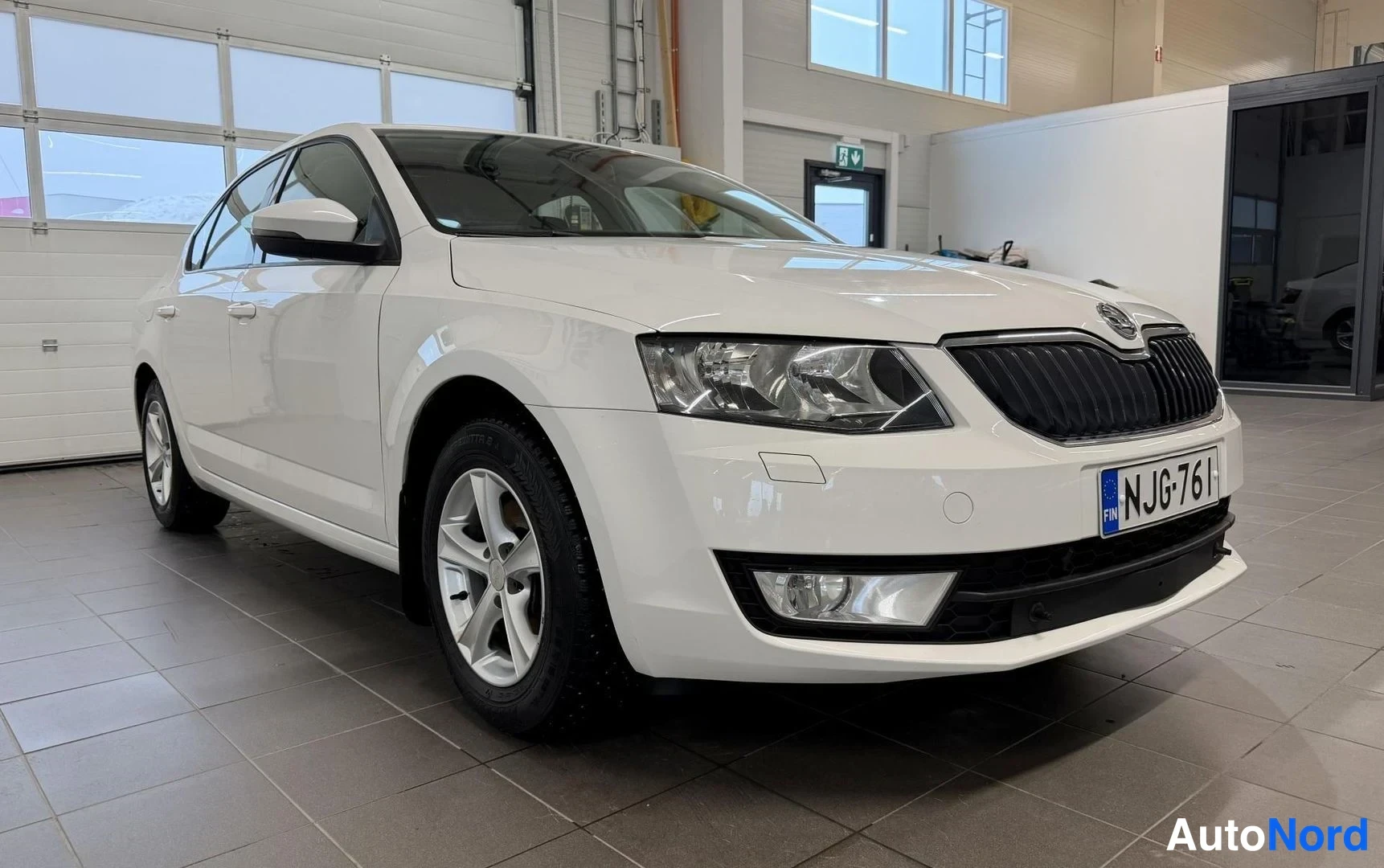 Valkoinen Skoda Octavia 2013, etuviisto, keula oikealle, kuva 3