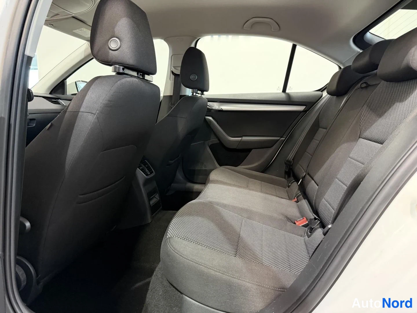 Valkoinen Skoda Octavia 2013, kuva 9