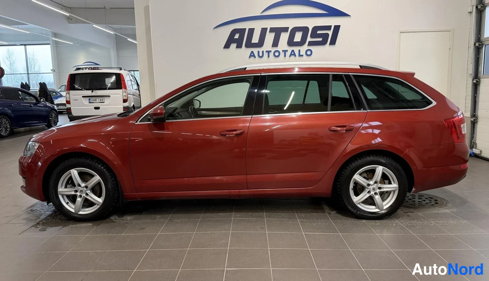 Punainen Skoda Octavia 2015, sivulta, kuva 3