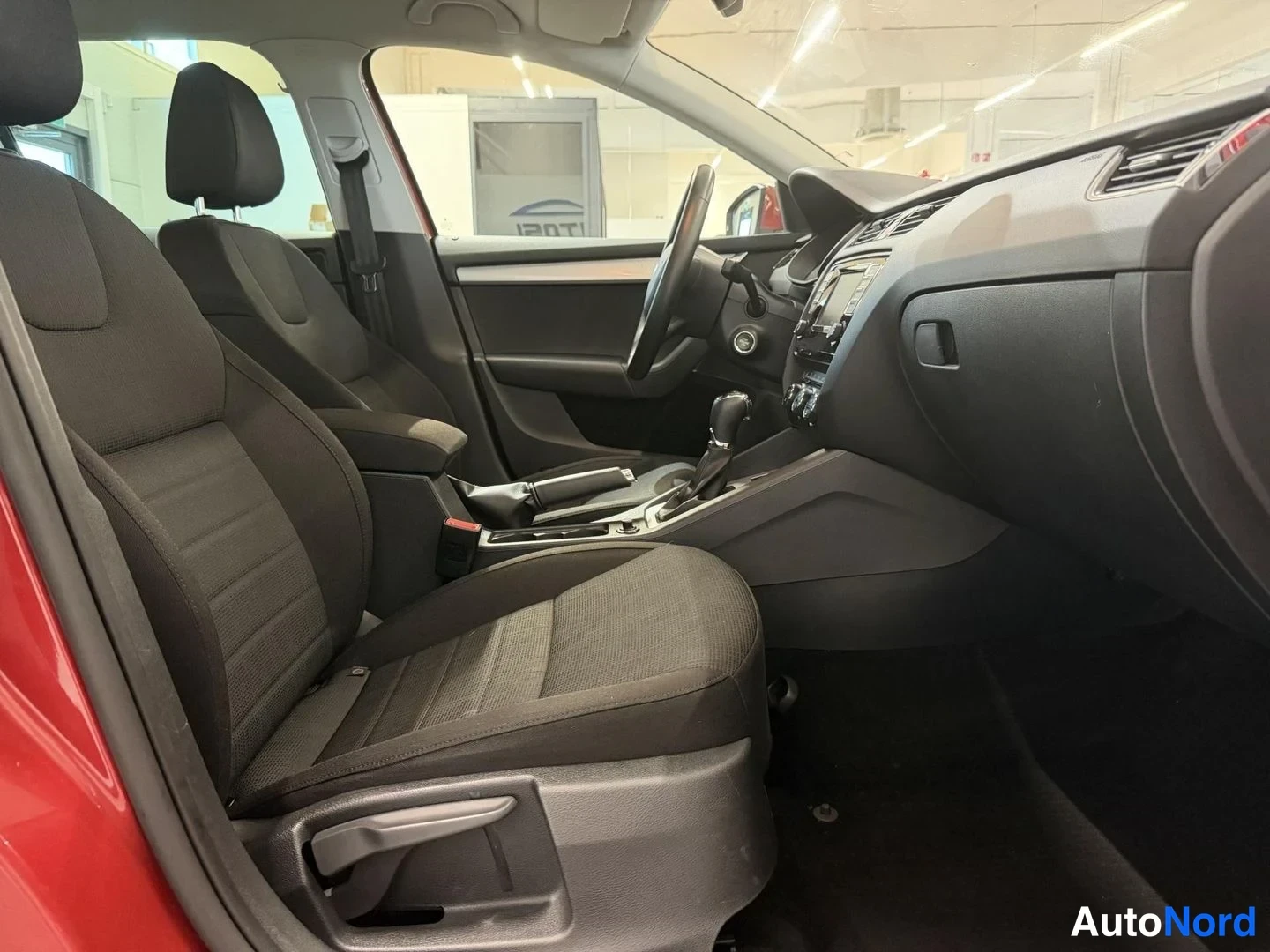 Punainen Skoda Octavia 2015, kuva 10