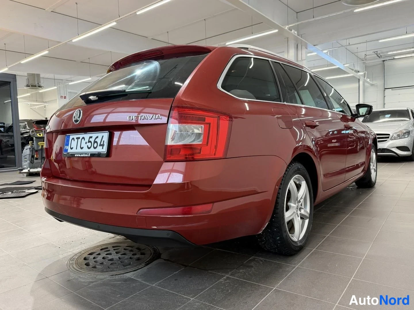 Punainen Skoda Octavia 2015, takaviisto, kuva 5