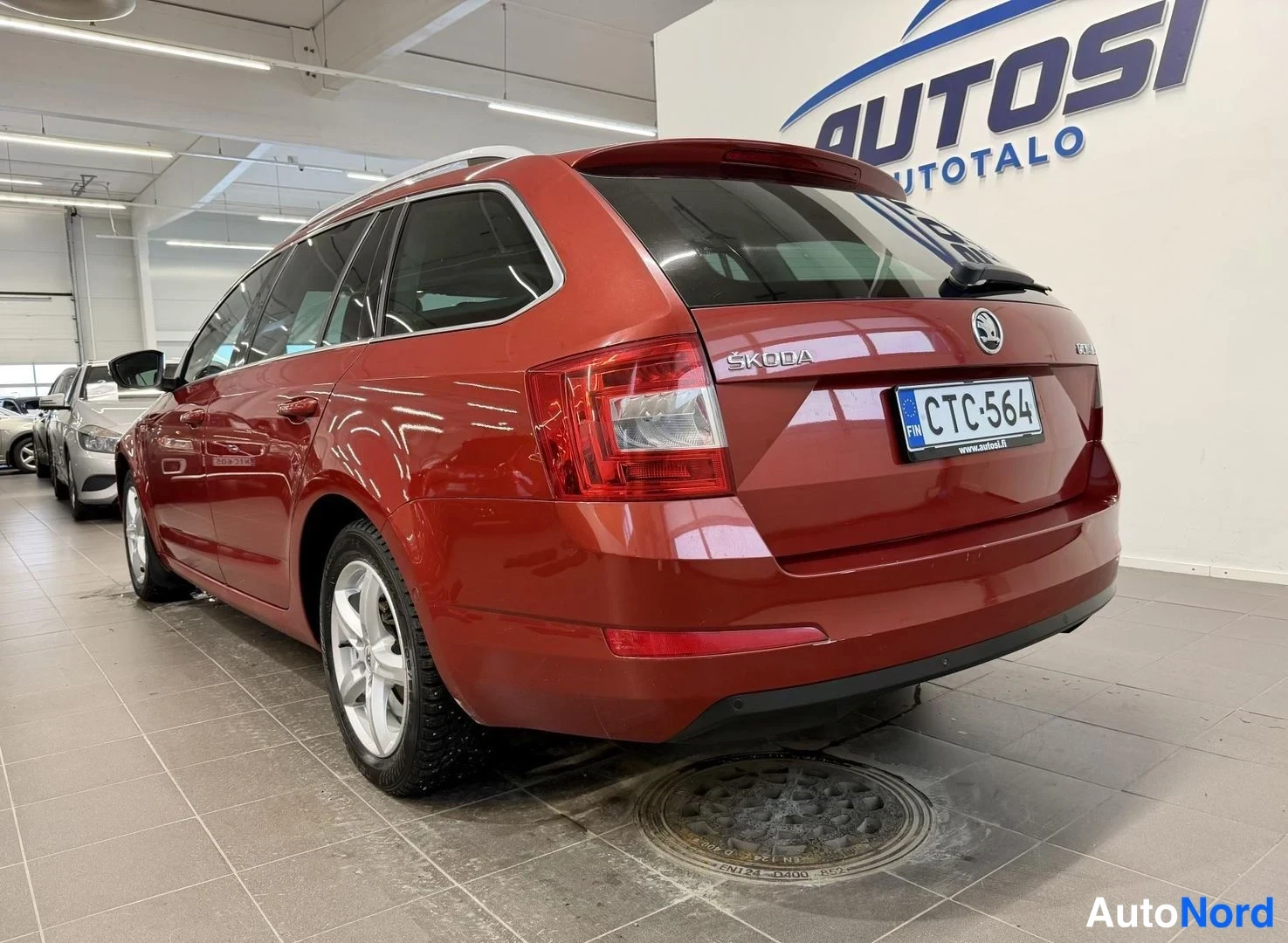 Punainen Skoda Octavia 2015, takaviisto, kuva 4