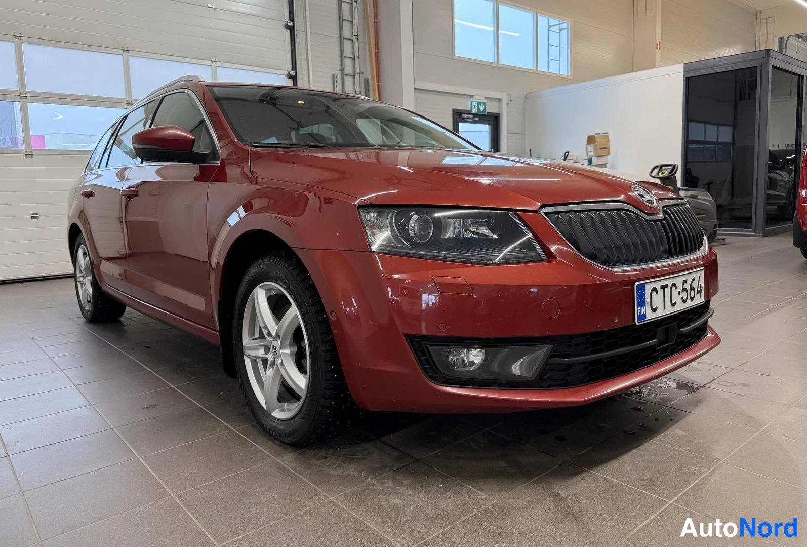 Punainen Skoda Octavia 2015, etuviisto, keula oikealle, kuva 2