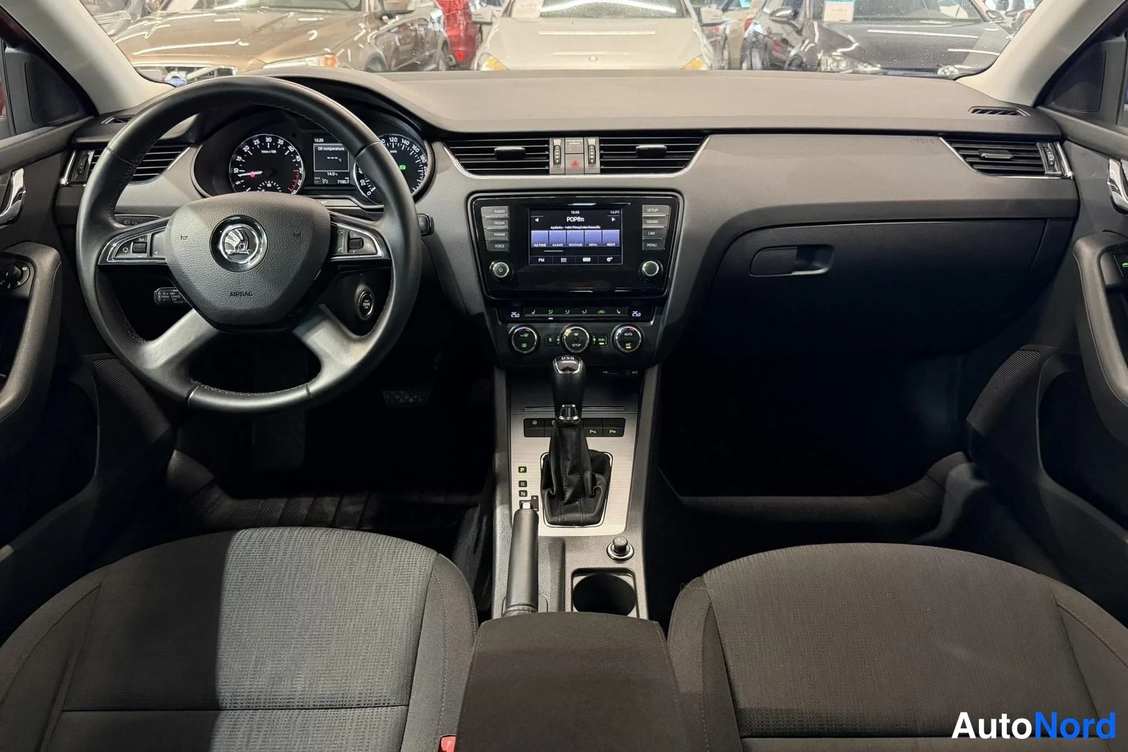 Punainen Skoda Octavia 2015, kuva 6