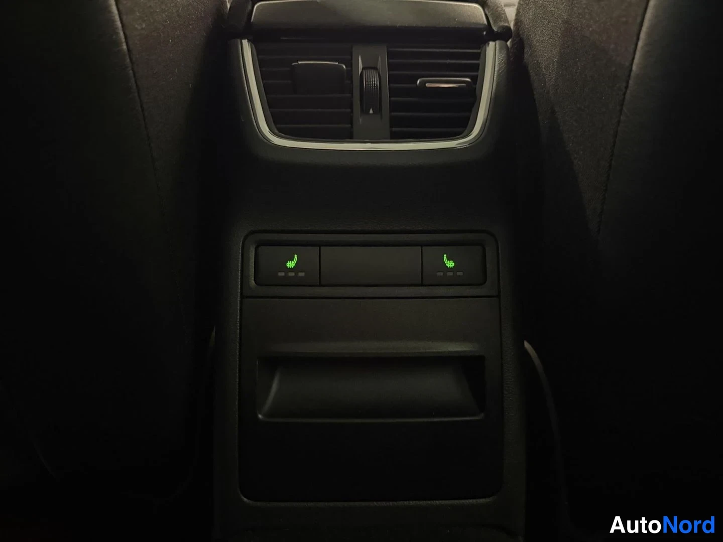 Punainen Skoda Octavia 2015, kuva 16