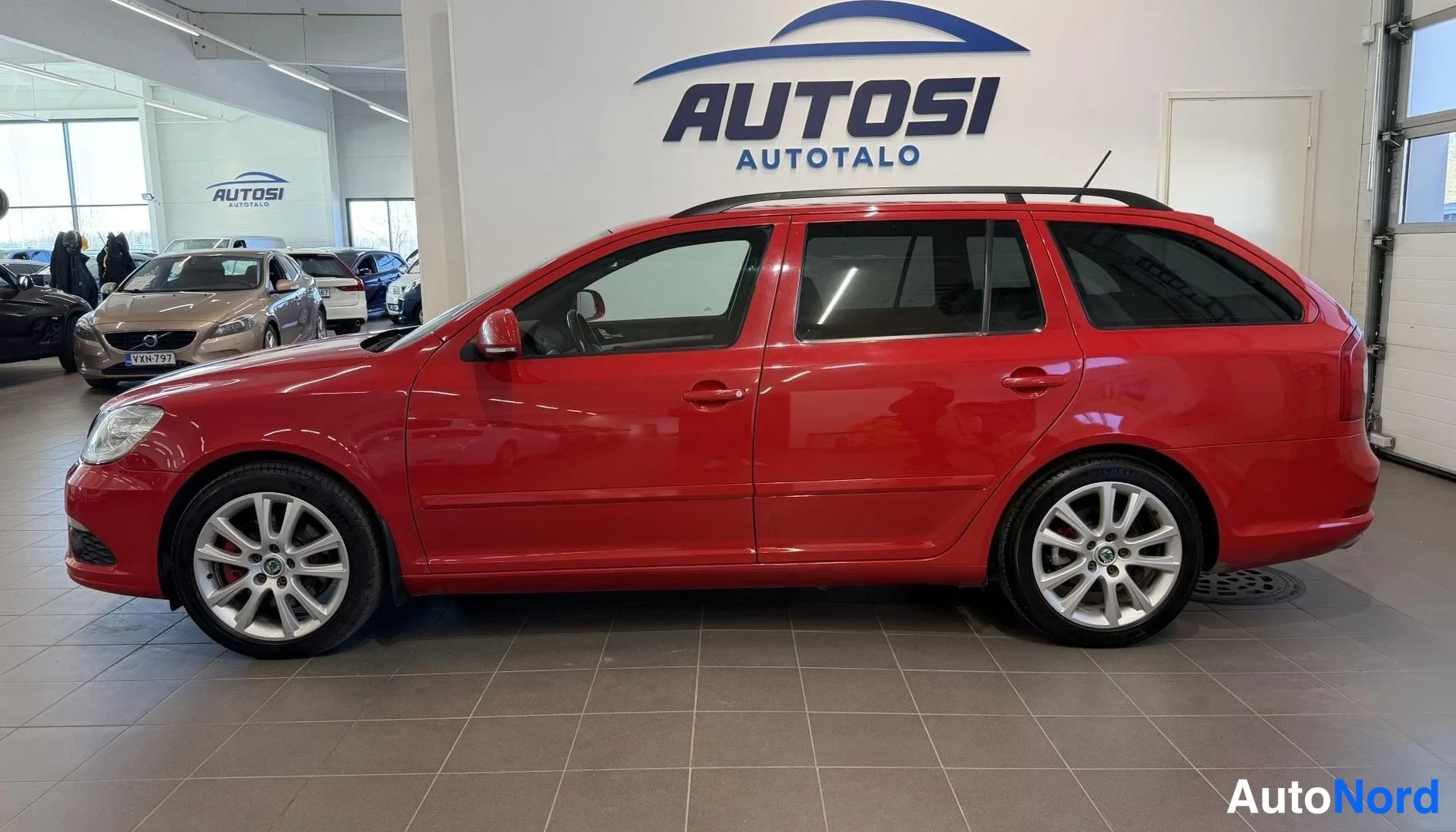 Punainen Skoda Octavia 2011, etuviisto, keula vasemmalle, kuva 2