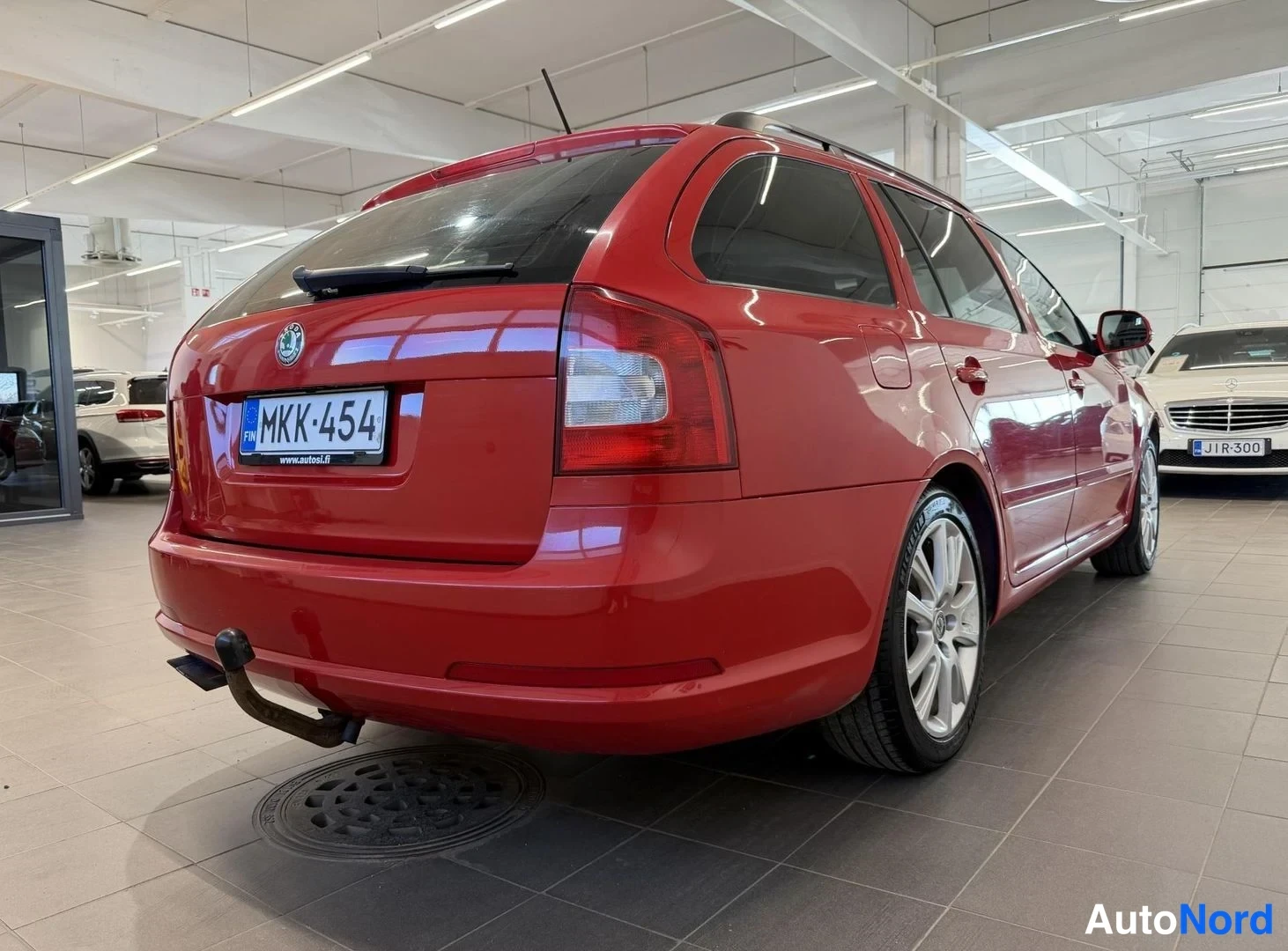 Punainen Skoda Octavia 2011, takaviisto, kuva 4