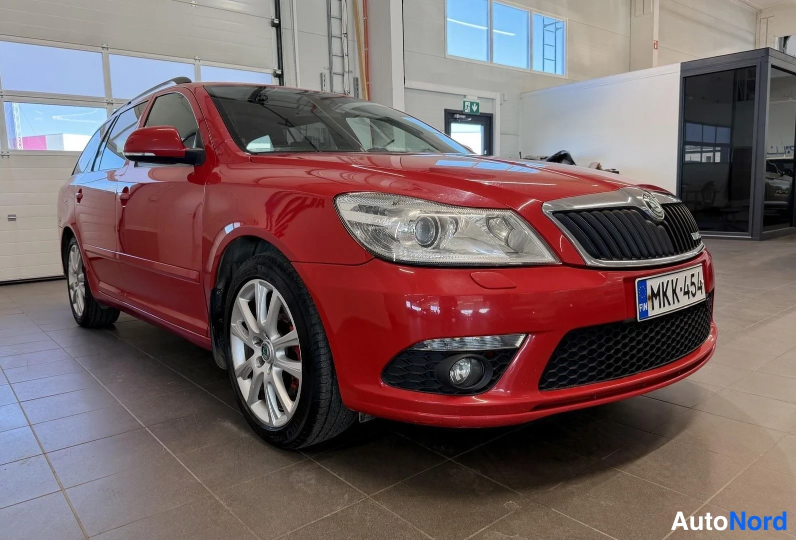 Punainen Skoda Octavia 2011, etuviisto, keula oikealle, kuva 3