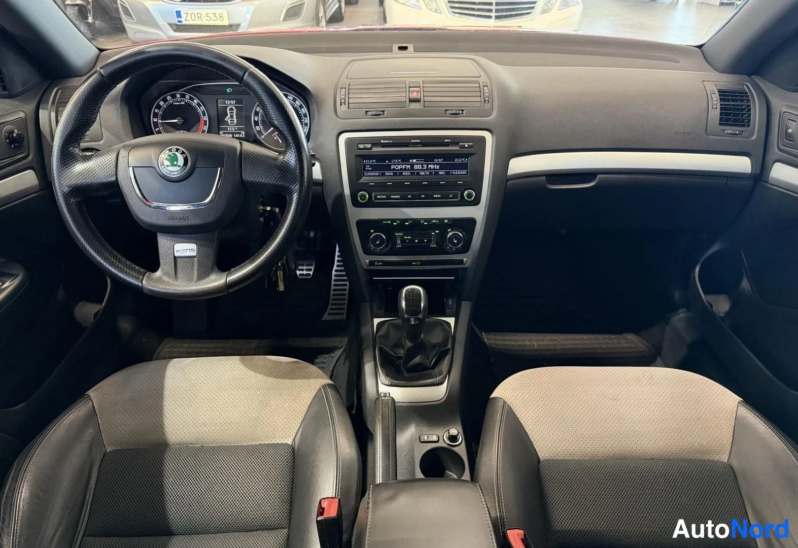 Punainen Skoda Octavia 2011, yksityiskohta, kuva 6
