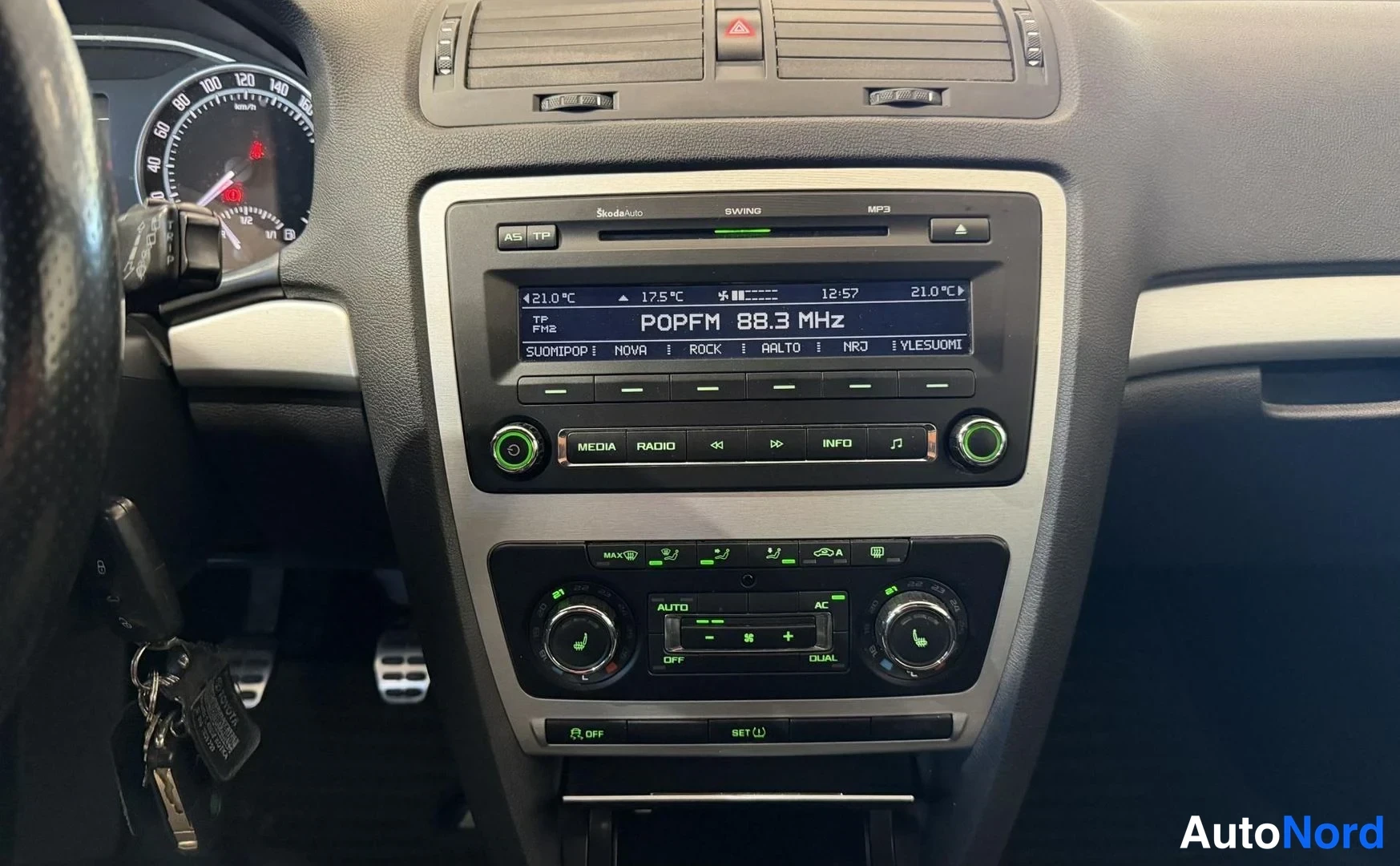 Punainen Skoda Octavia 2011, yksityiskohta, kuva 7