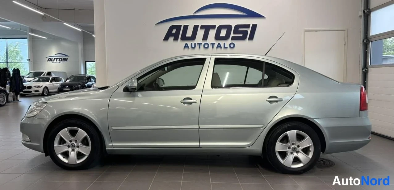 Vihreä Skoda Octavia 2011, sivulta, kuva 6