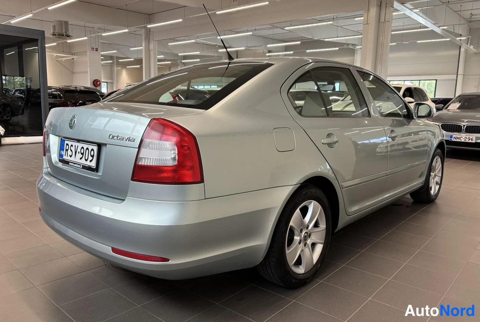 Vihreä Skoda Octavia 2011, takaviisto, kuva 8