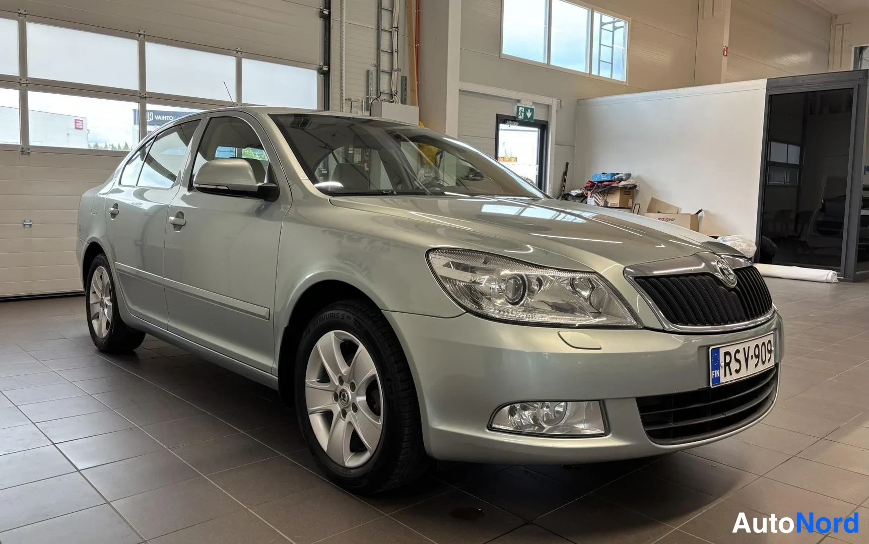 Vihreä Skoda Octavia 2011, etuviisto, keula oikealle, kuva 2