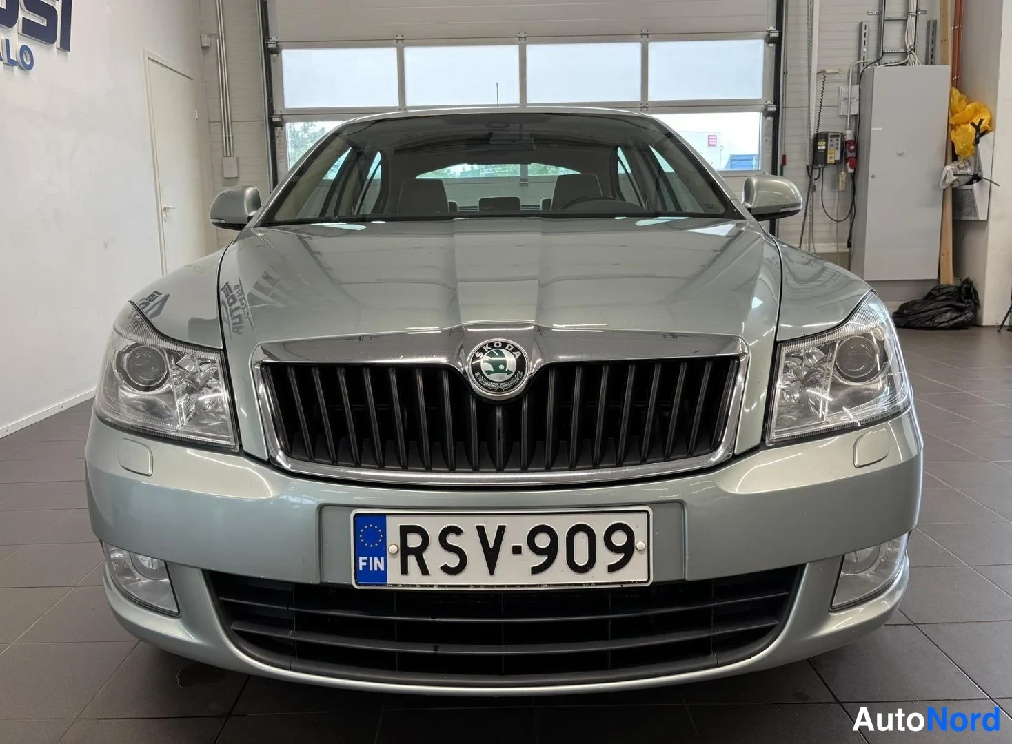 Vihreä Skoda Octavia 2011, edestä, kuva 3