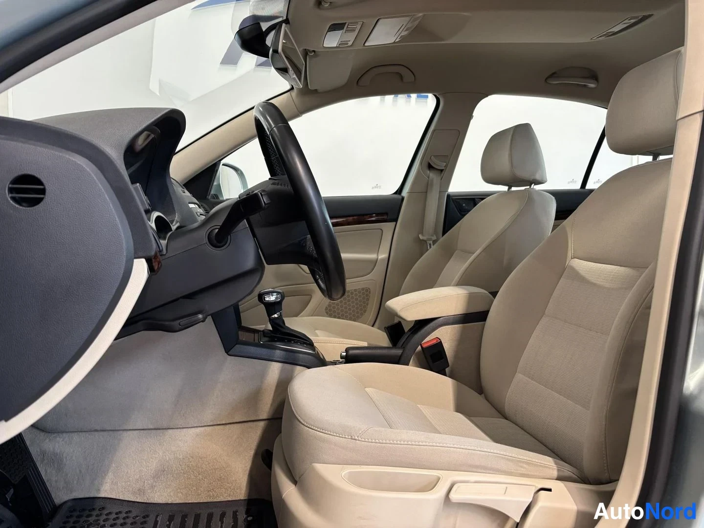 Vihreä Skoda Octavia 2011, edestä, kuva 4