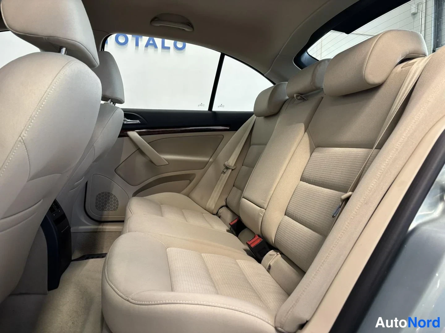 Vihreä Skoda Octavia 2011, edestä, kuva 5