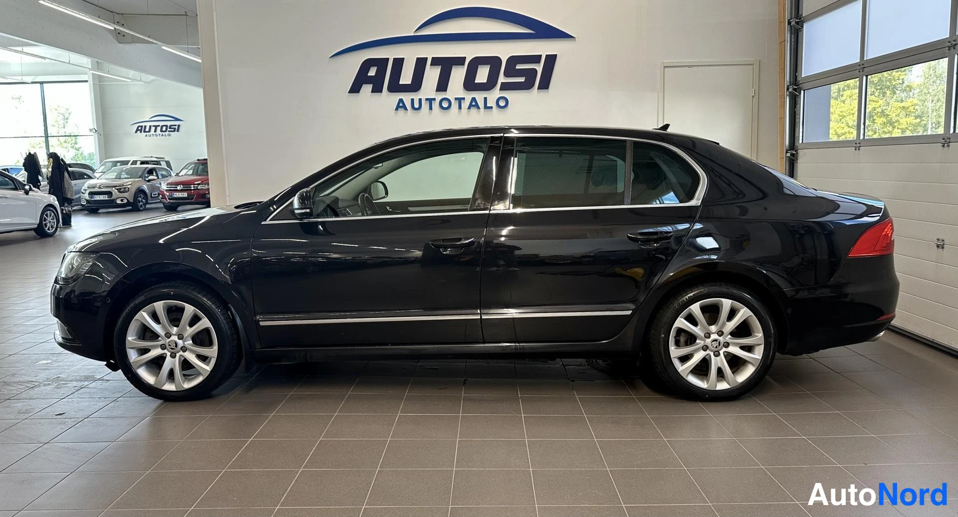 Musta Skoda Superb 2014, sivulta, kuva 3