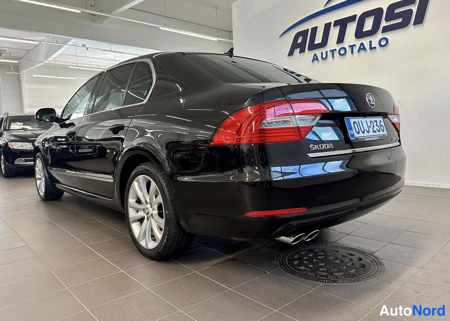 Musta Skoda Superb 2014, takaviisto, kuva 4