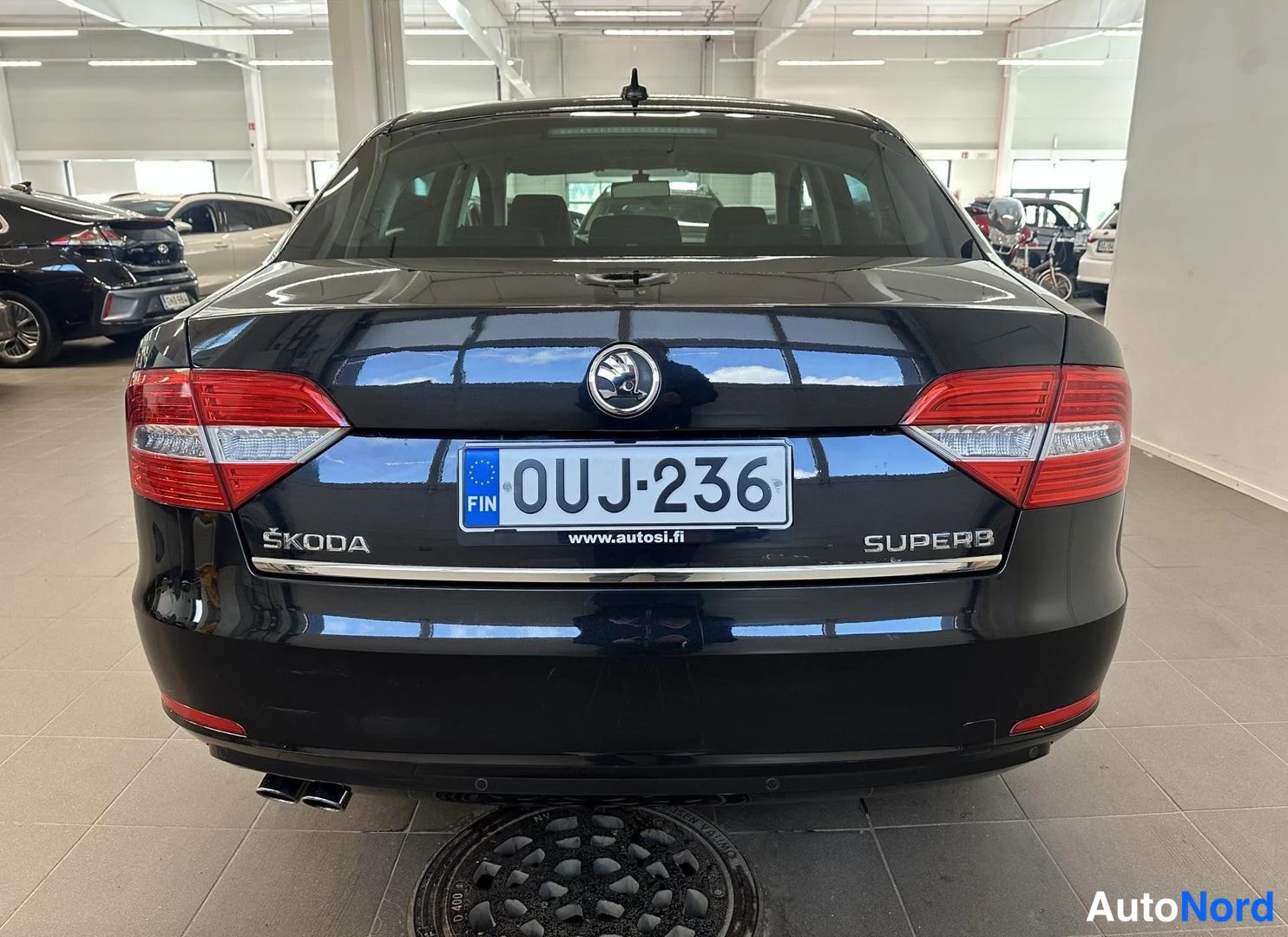 Musta Skoda Superb 2014, takaa, kuva 6