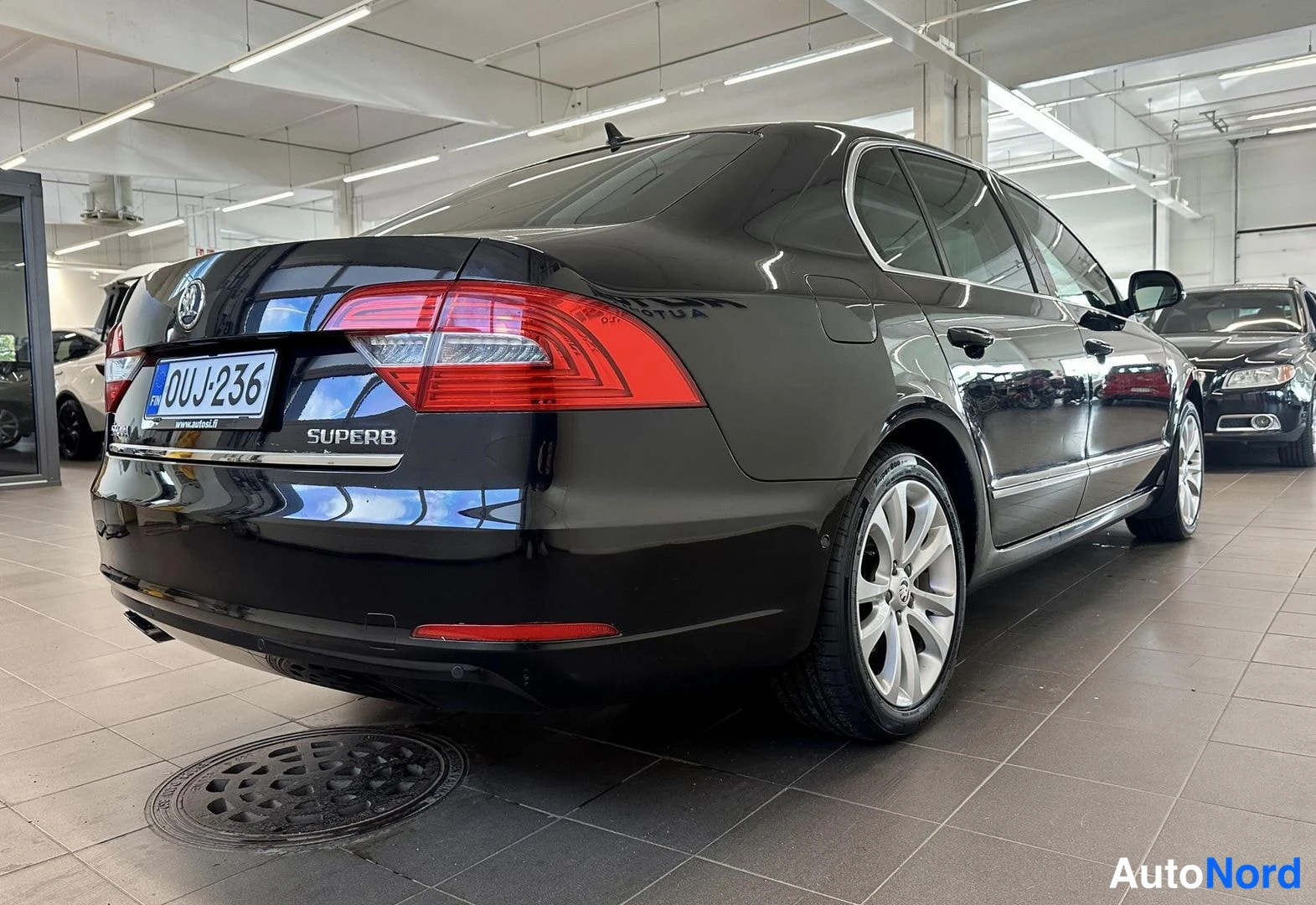 Musta Skoda Superb 2014, takaviisto, kuva 5