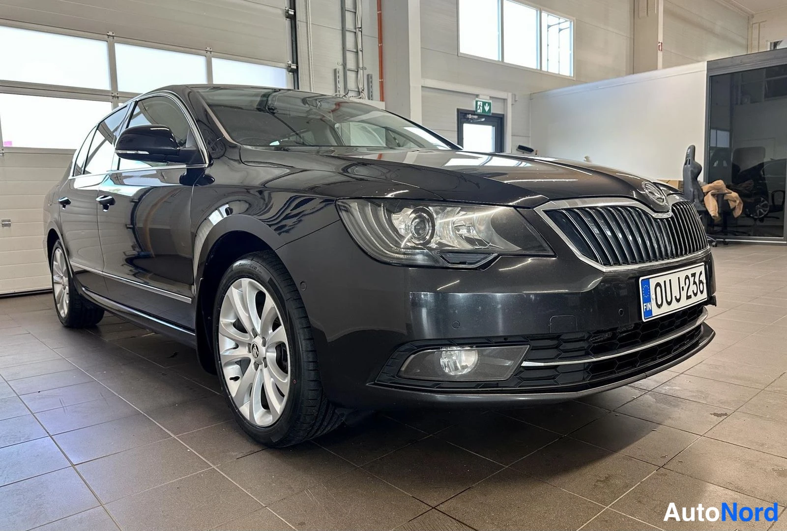 Musta Skoda Superb 2014, etuviisto, keula oikealle, kuva 2