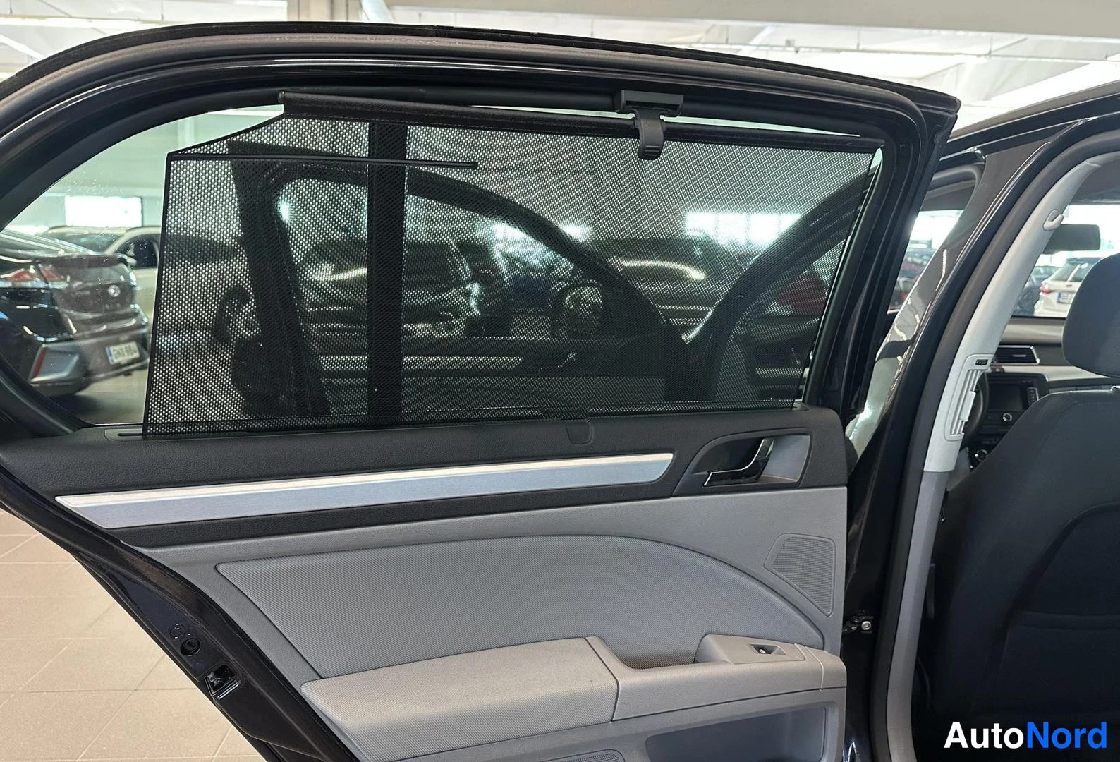 Musta Skoda Superb 2014, kuva 9