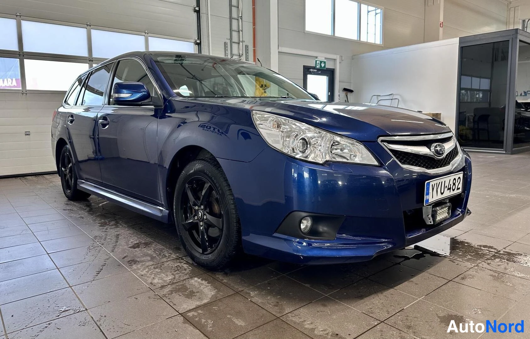 Sininen Subaru Legacy 2011, etuviisto, keula oikealle, kuva 3
