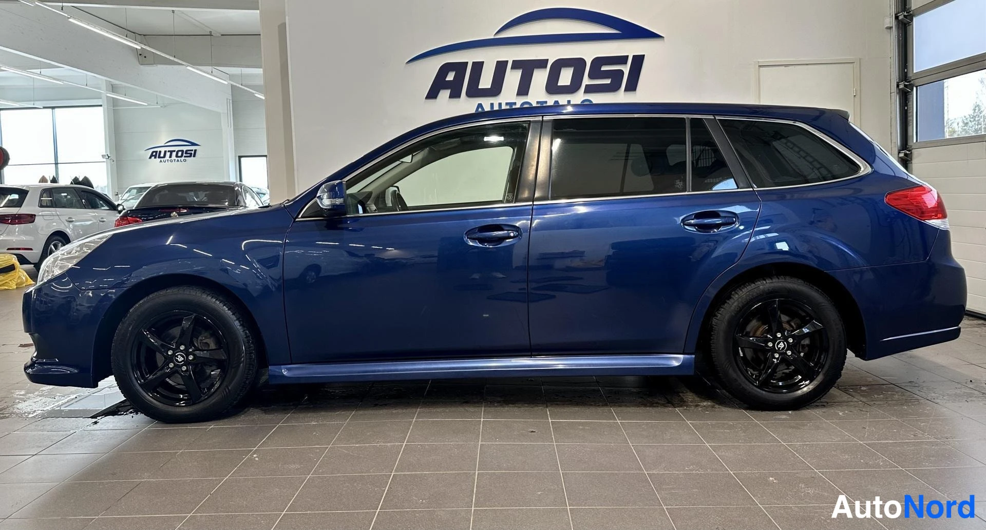 Sininen Subaru Legacy 2011, etuviisto, keula vasemmalle, kuva 2