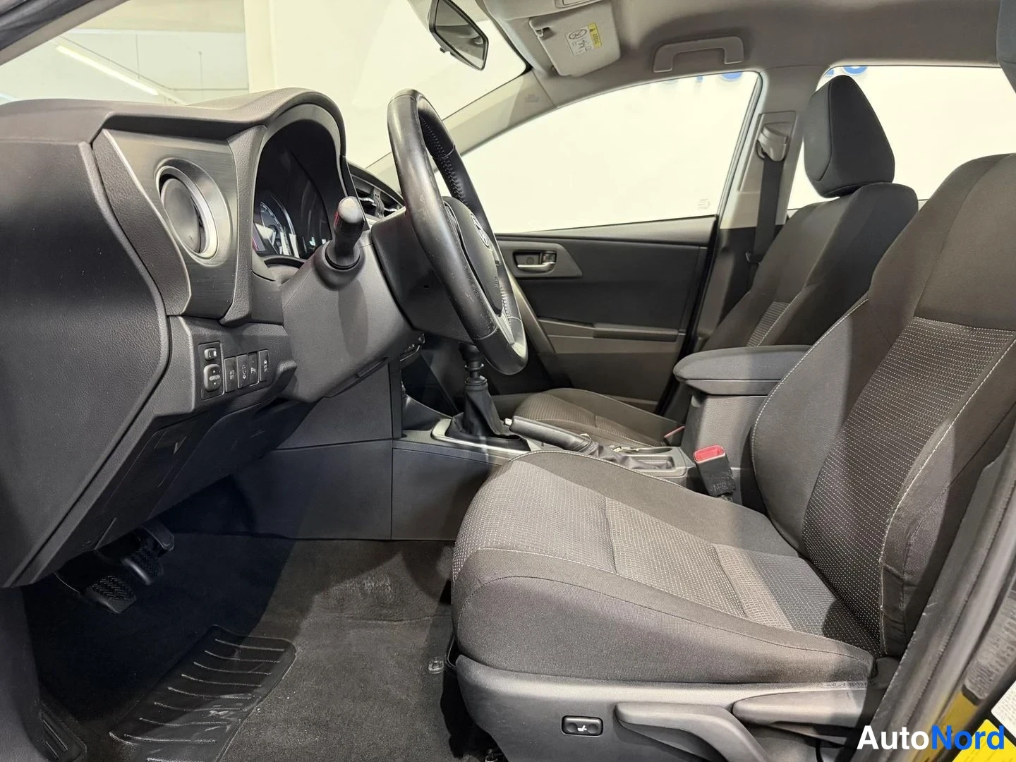 Musta Toyota Auris 2013, kuva 6