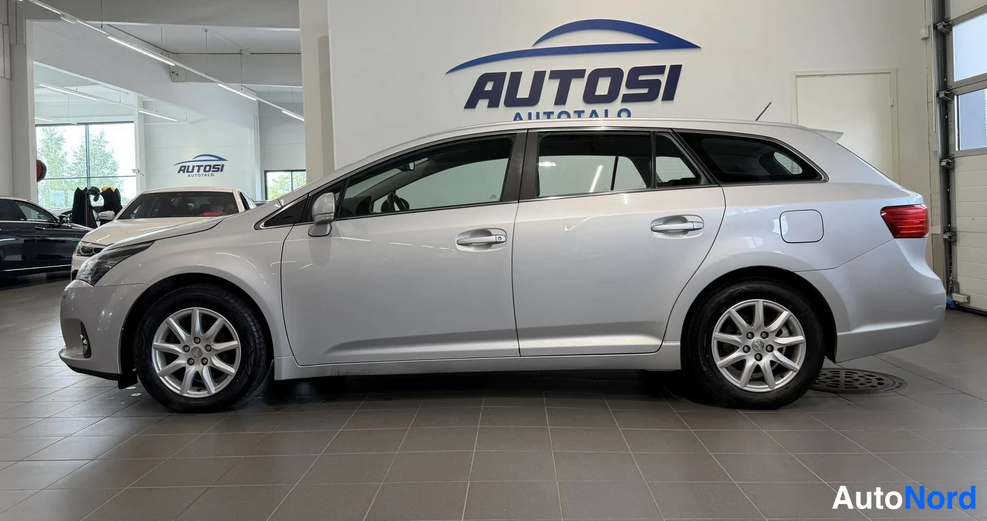 Hopea Toyota Avensis 2013, sivulta, kuva 3