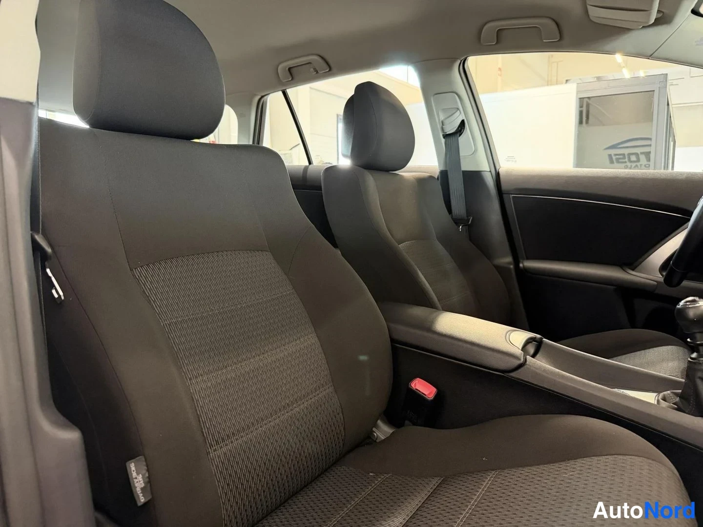 Hopea Toyota Avensis 2013, kuva 13