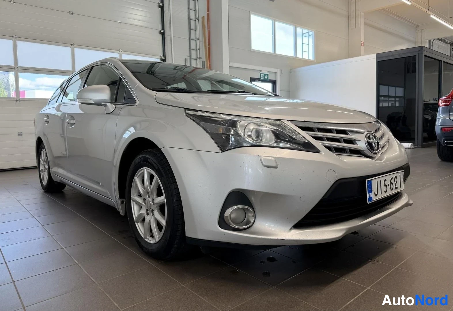 Hopea Toyota Avensis 2013, etuviisto, keula oikealle, kuva 2
