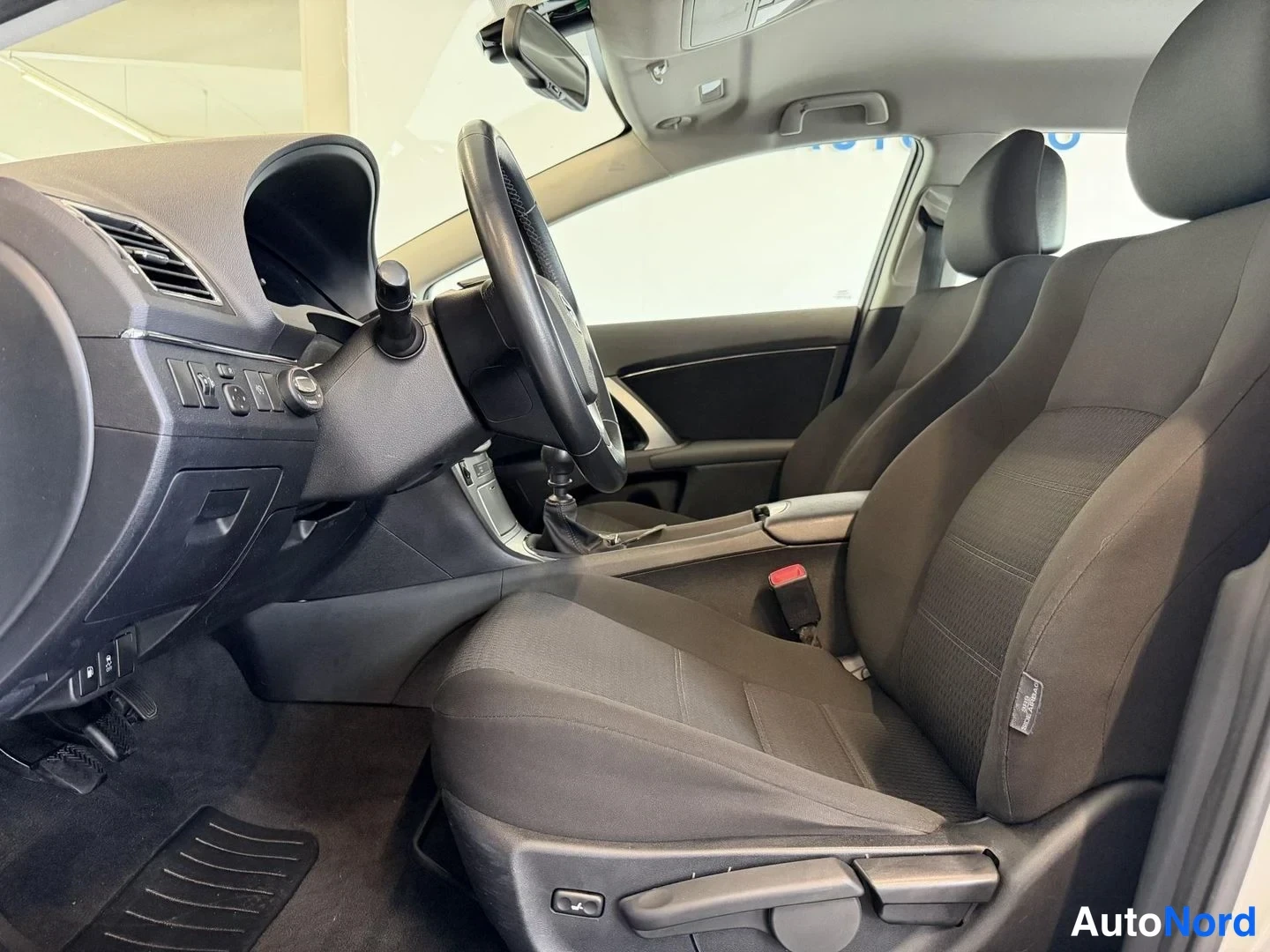 Hopea Toyota Avensis 2013, kuva 8
