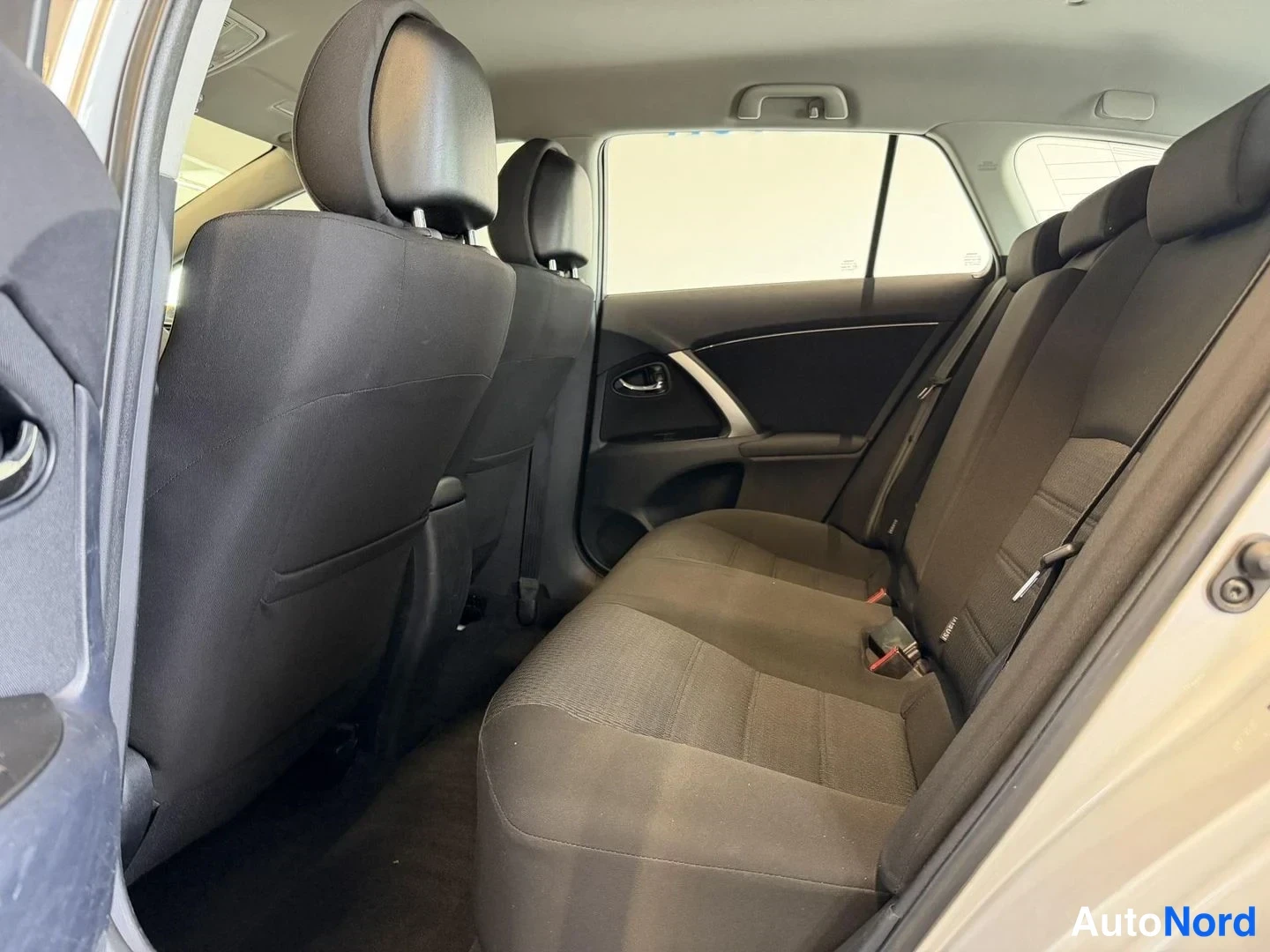 Hopea Toyota Avensis 2013, kuva 9